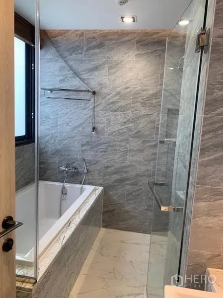 คอนโด ให้เช่าในWatthana, Bangkok - ห้องน้ำพร้อมอ่างอาบน้ำและส่วนอาบน้ำกระจกแยก