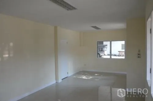 货栈 出租在Samut Sakhon - 仓库内明亮的办公房，带窗户与瓷砖地面。