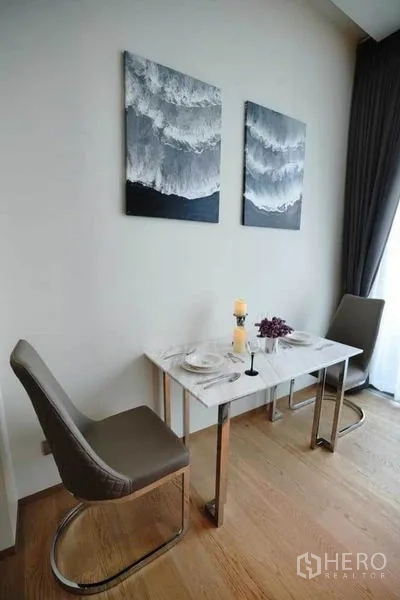 公寓 出租在Bang Rak, Bangkok - 双人餐角，配大理石面餐桌与整面窗帘。