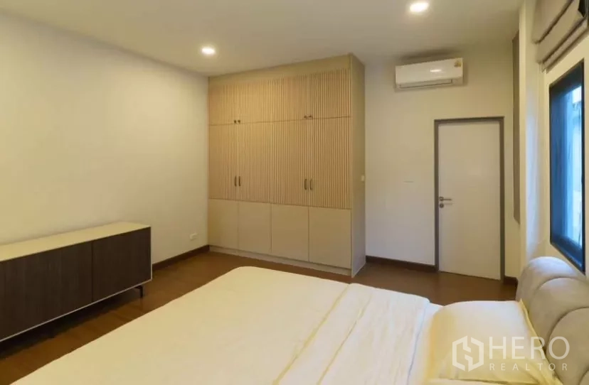 Detached House for rent or sale in Bang Phli, Samut Prakan - Guest bedroom with fitted cabinetry and calm neutral tones.