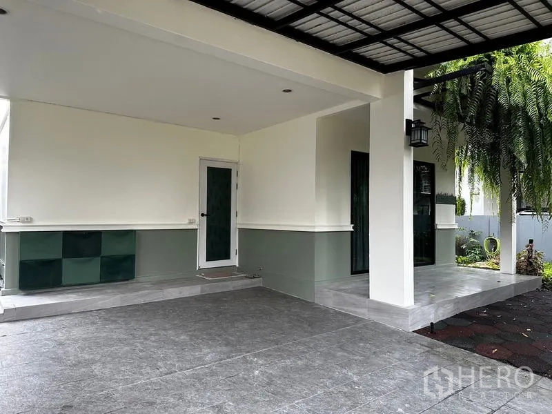 独立式住宅 出租在Prawet, Bangkok - 有顶车棚与侧平台，地面铺砖。