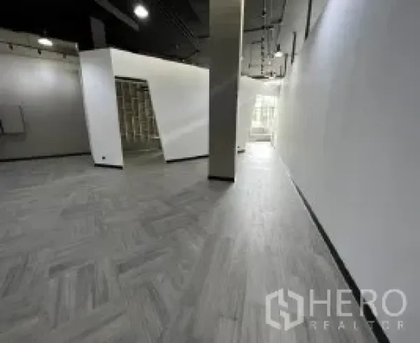 พื้นที่ขายปลีก ให้เช่าในKhlong Toei, Bangkok - โถงขายของแบบเปิดกว้าง พื้นลายก้างปลา เพดานสูง ผนังโทนเรียบ