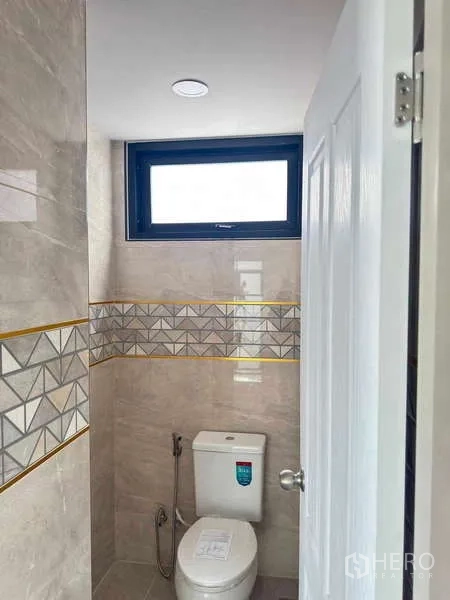 คลังสินค้า ให้เช่าในMueang Rayong, Rayong - ห้องน้ำพร้อมโถสุขภัณฑ์ หน้าต่าง และผนังลายกระเบื้อง