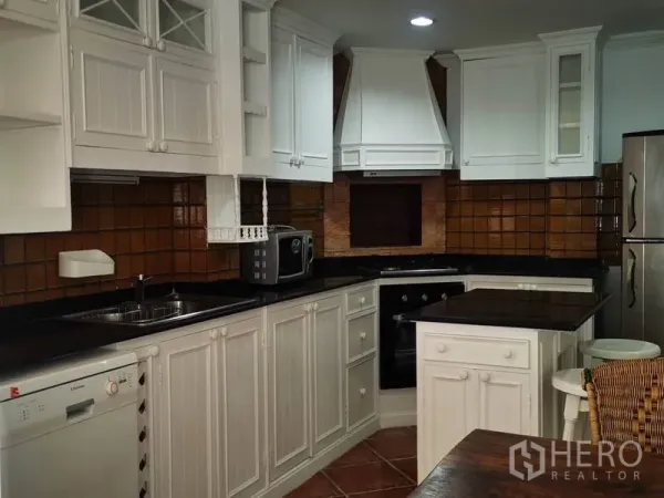 独立式住宅 出租在Mueang Samut Prakan, Samut Prakan - U形厨房，白色橱柜、烤箱、炉灶、不锈钢冰箱与石材台面