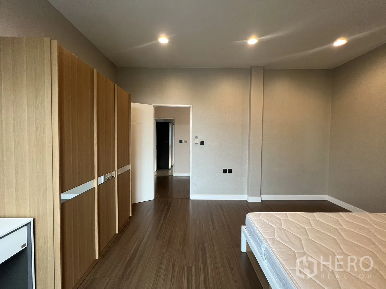 บ้าน ให้เช่าในBang Kapi, Bangkok - ห้องนอนที่สองกว้าง ม่านทึบและประตูกระจก