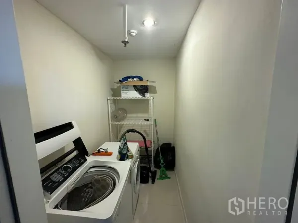 คอนโด ให้เช่าในWatthana, Bangkok - ห้องซักรีดแยกเป็นสัดส่วน มีเครื่องซักผ้า เครื่องอบ ชั้นวางโลหะ และอุปกรณ์ทำความสะอาด