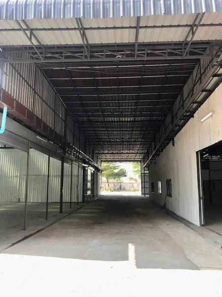 คลังสินค้า ให้เช่าในPathum Thani - โถงโหลดสินค้าหลังคาสูง โครงเหล็ก และประตูม้วนด้านข้างเชื่อมสู่ลาน