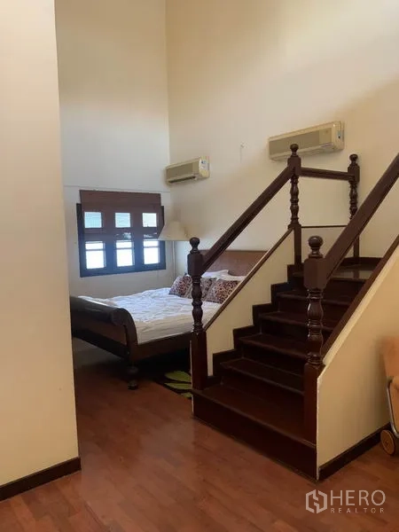 ทาวน์เฮาส์ ให้เช่าหรือขายในPhra Khanong, Bangkok - ห้องนอนแบบสPLit Level มีบันไดไม้สั้น พื้นไม้ และแอร์แขวนผนัง