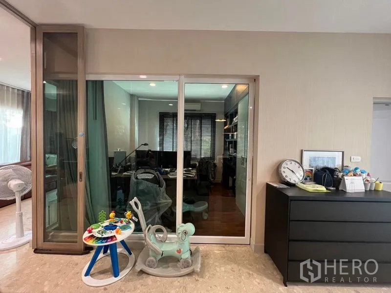 บ้าน ให้เช่าหรือขายในSaphan Sung, Bangkok - ห้องทำงานกั้นกระจก บิลท์อินชั้นวางและมู่ลี่