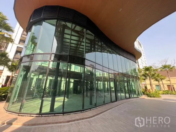 零售空间 出租在Khlong Toei, Bangkok - 角部玻璃零售馆另一视角，大面积窗墙与雨篷。