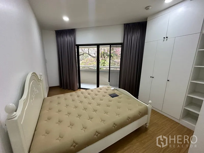 คอนโด ให้เช่าในWatthana, Bangkok - ห้องนอนที่สองพร้อมระเบียง ตู้เสื้อผ้าใหญ่ และวิวต้นไม้