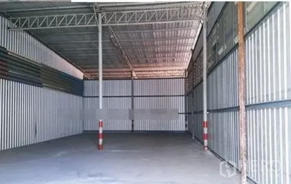 货栈 出租在Suan Luang, Bangkok - 仓库内部为无柱大空间，高金属屋顶、钢柱与平整混凝土地面，便于装卸。
