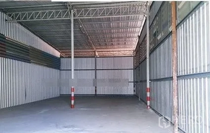 货栈 出租在Suan Luang, Bangkok - 仓库内部为无柱大空间，高金属屋顶、钢柱与平整混凝土地面，便于装卸。