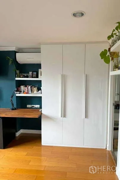 คอนโด ให้เช่าในKhlong Toei, Bangkok - มุมทำงาน ตู้เสื้อผ้าสีขาว ชั้นวางของ และพื้นไม้