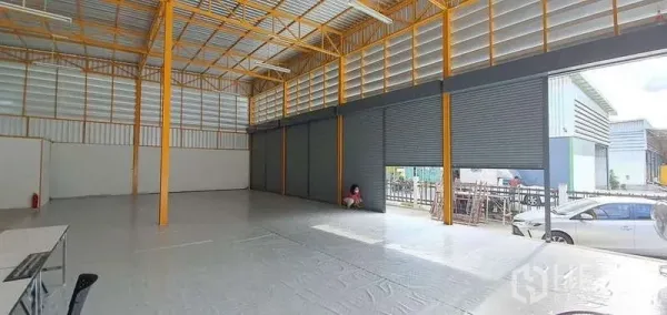 คลังสินค้า ให้เช่าในKhlong Toei, Bangkok - ภายในโกดังเพดานสูงโครงเหล็กสีเหลือง พื้นเรียบเงา พร้อมประตูม้วนหลายบาน