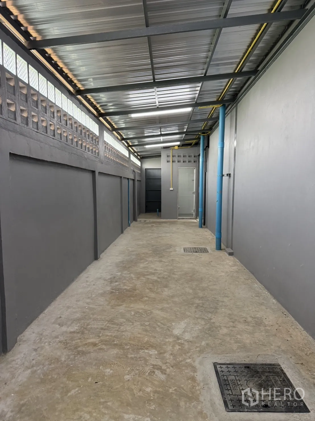 โกดัง for rent in Lam Luk Ka, Pathum Thani - ทางเดินบริการด้านข้างมีหลังคาและท่อระบายน้ำ