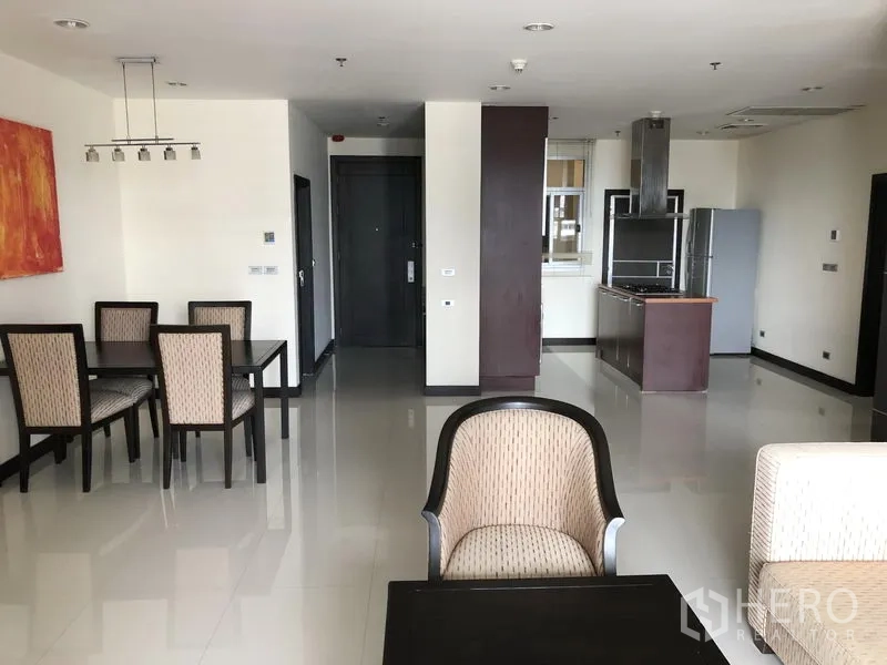 อพาร์ทเมนท์ ให้เช่าในRatchathewi, Bangkok - พื้นที่นั่งเล่นและรับประทานอาหารแบบเปิดโล่ง โทนอบอุ่น พื้นกระเบื้องเงา