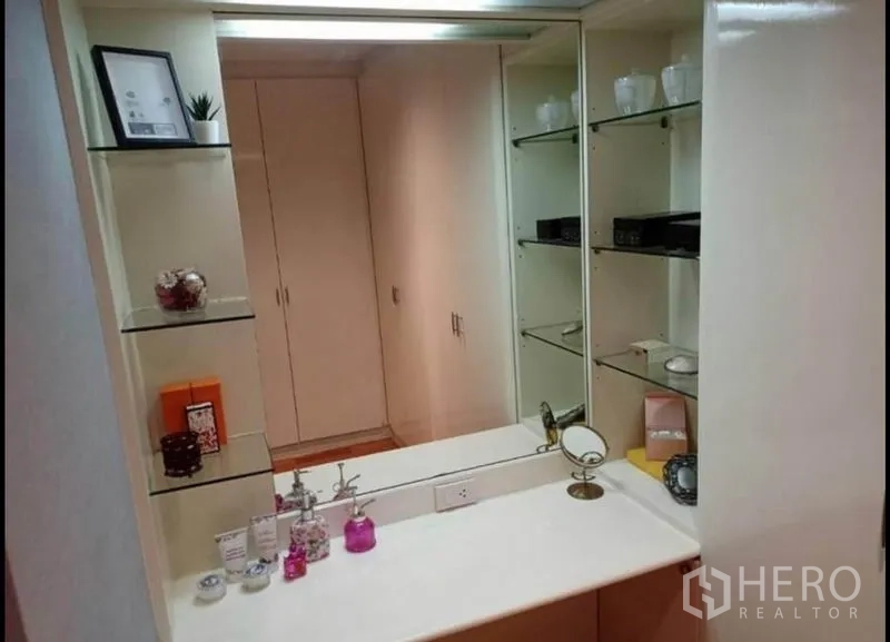คอนโด ให้เช่าหรือขายในKhlong Toei, Bangkok - โต๊ะเครื่องแป้งพร้อมกระจกบานใหญ่และชั้นโชว์ตกแต่งด้วยของใช้ส่วนตัว