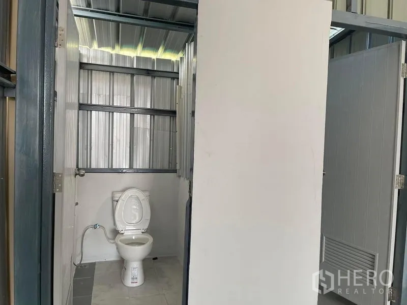 Warehouse for rent in Min Buri, Bangkok - Clean restroom with toilet inside the industrial warehouse.