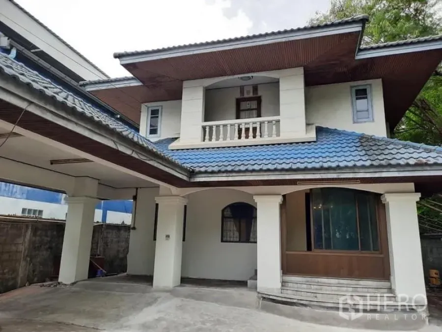 独立式住宅 出租在Bang Na, Bangkok - 面向街道的两层住宅视角，带有顶停车位与阳台。