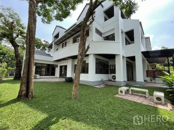 Detached House for rent in Chatuchak, Bangkok - Three-storey white detached house with a large green lawn and mature trees in Chatuchak.