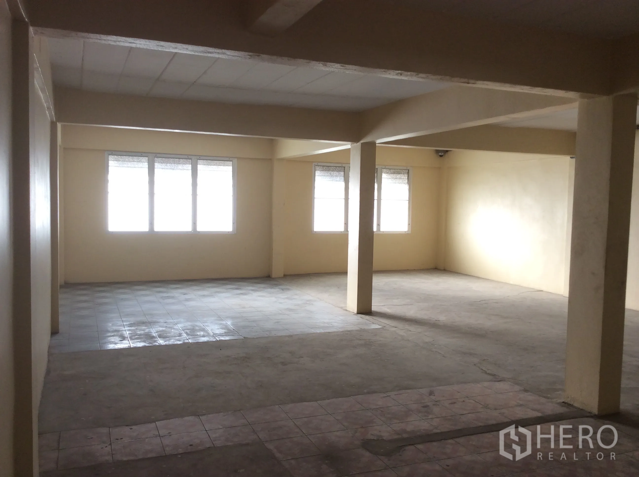 工厂 for rent in Thung Khru, Bangkok - 明亮多功能房，部分铺砖并设多扇窗户。