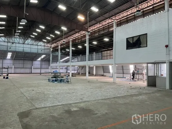 คลังสินค้า ให้เช่าในSamut Prakan - ภายในโกดังเพดานสูง พื้นที่โล่งกว้าง แสงสว่างทั่วถึง พร้อมชั้นลอยสำนักงาน ย่านบางนา กรุงเทพฯ