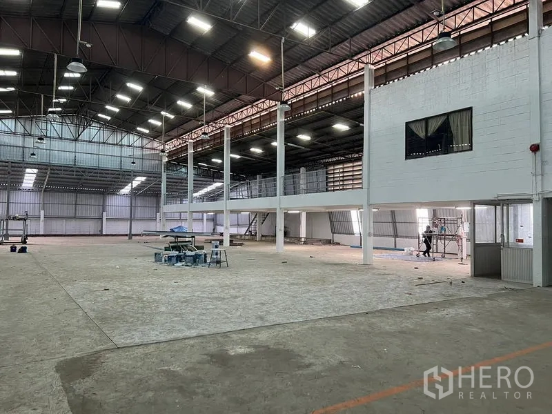 คลังสินค้า ให้เช่าในSamut Prakan - ภายในโกดังเพดานสูง พื้นที่โล่งกว้าง แสงสว่างทั่วถึง พร้อมชั้นลอยสำนักงาน ย่านบางนา กรุงเทพฯ