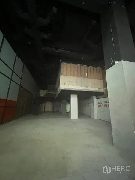 零售空间 出租在Bang Rak, Bangkok - 进深商铺，高挑空间与可见风管和结构柱