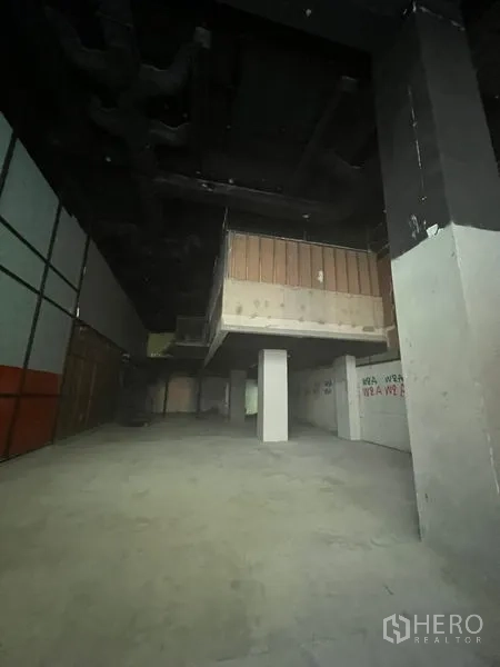 零售空间 出租在Bang Rak, Bangkok - 进深商铺，高挑空间与可见风管和结构柱