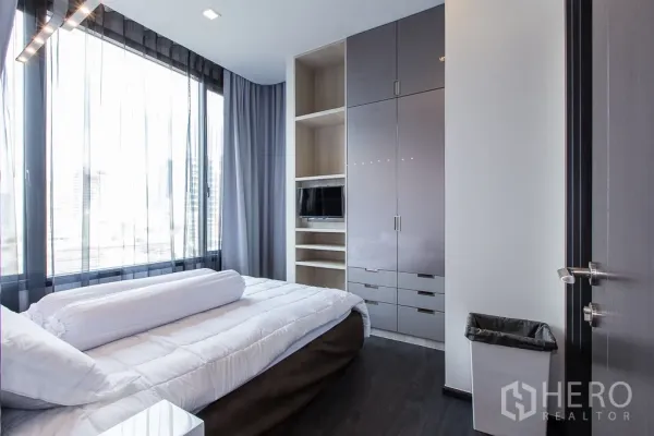 คอนโด ให้เช่าในWatthana, Bangkok - ห้องนอนสว่าง ผนังกระจกเต็มบาน ตู้บิลท์อินพร้อมช่องวางทีวี