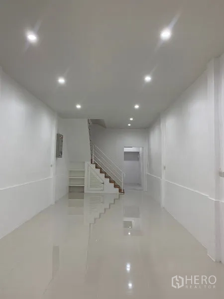 ทาวน์เฮาส์ ขายในYan Nawa, Bangkok - โถงรับแขกยาวมีบันไดและพื้นกระเบื้องเงางาม