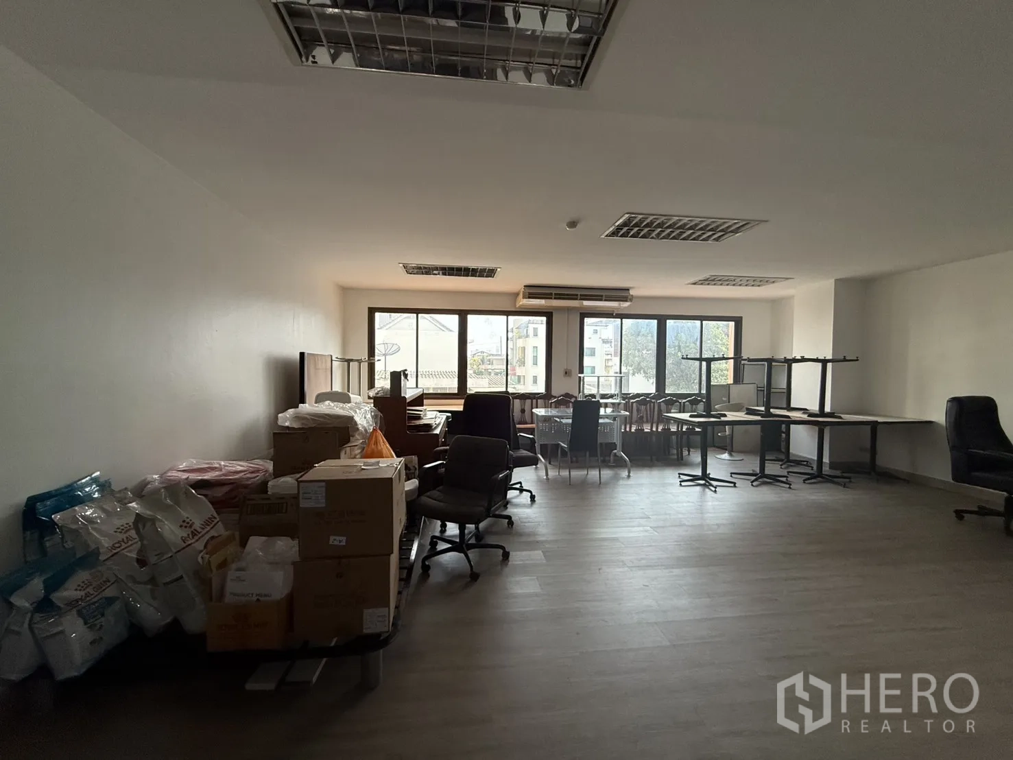 办公空间 for rent in Sathon, Bangkok - 60㎡开放式办公空间，设有大窗、木纹地板与格栅日光灯，配有多张桌椅。