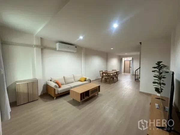 ทาวน์เฮาส์ ให้เช่าหรือขายในPhra Khanong, Bangkok - โซนรับแขกและทานอาหารแบบโอเพนแพลน พื้นลามิเนตและไฟดาวน์ไลท์