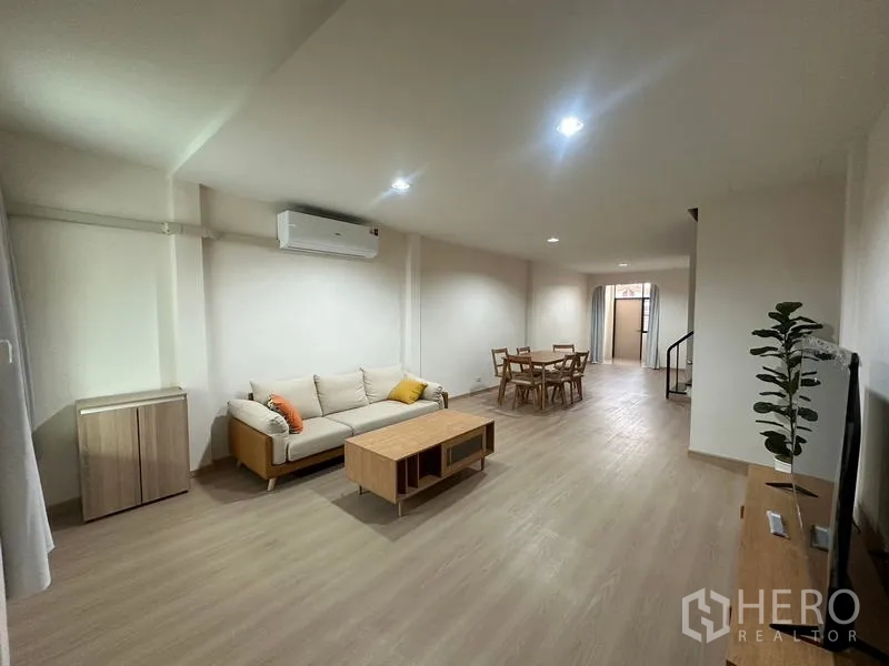 ทาวน์เฮาส์ ให้เช่าหรือขายในPhra Khanong, Bangkok - โซนรับแขกและทานอาหารแบบโอเพนแพลน พื้นลามิเนตและไฟดาวน์ไลท์