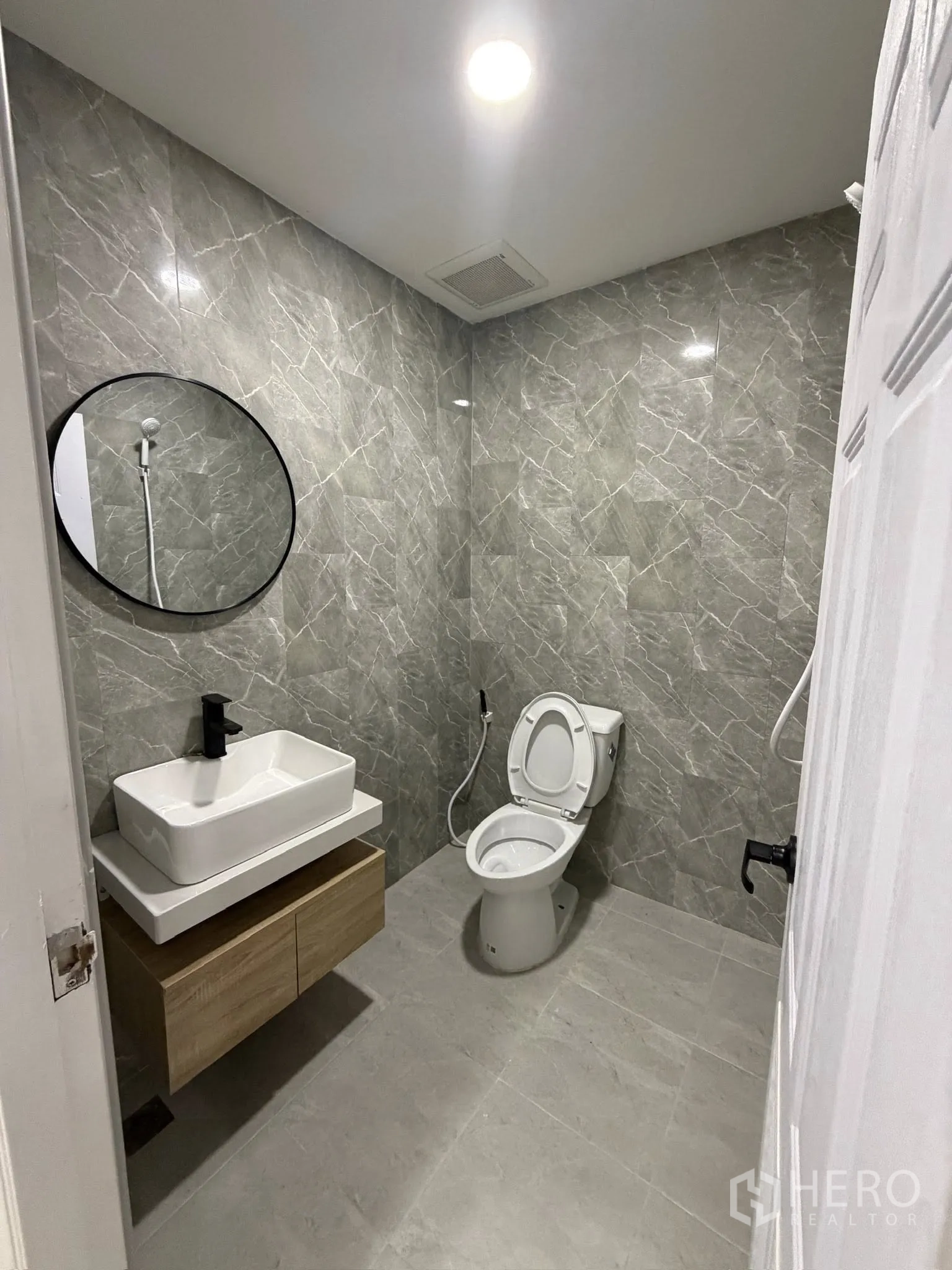 联排别墅 for rent or sale in Yan Nawa, Bangkok - 现代卫浴，灰色大理石纹瓷砖、台盆和坐便器