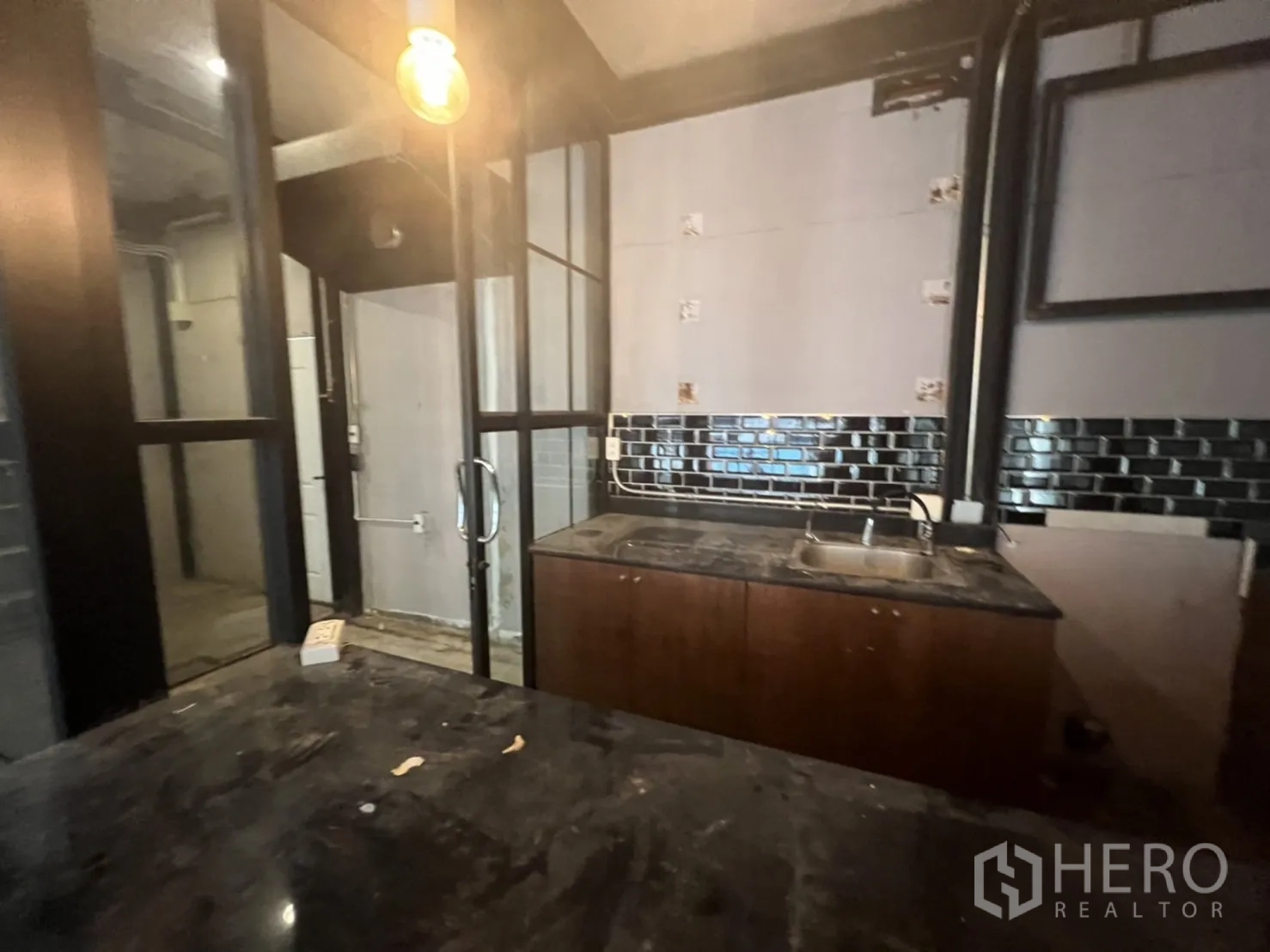 พื้นที่ขายปลีก ให้เช่าในSathon, Bangkok - ภายในสไตล์อินดัสเทรียล เคาน์เตอร์กระเบื้องสีดำและอ่างล้างมือ