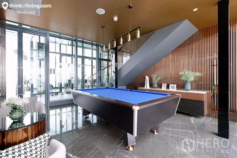 公寓 出租在Watthana, Bangkok - 住客娱乐室，配蓝台呢桌球台、玻璃墙与吊灯。