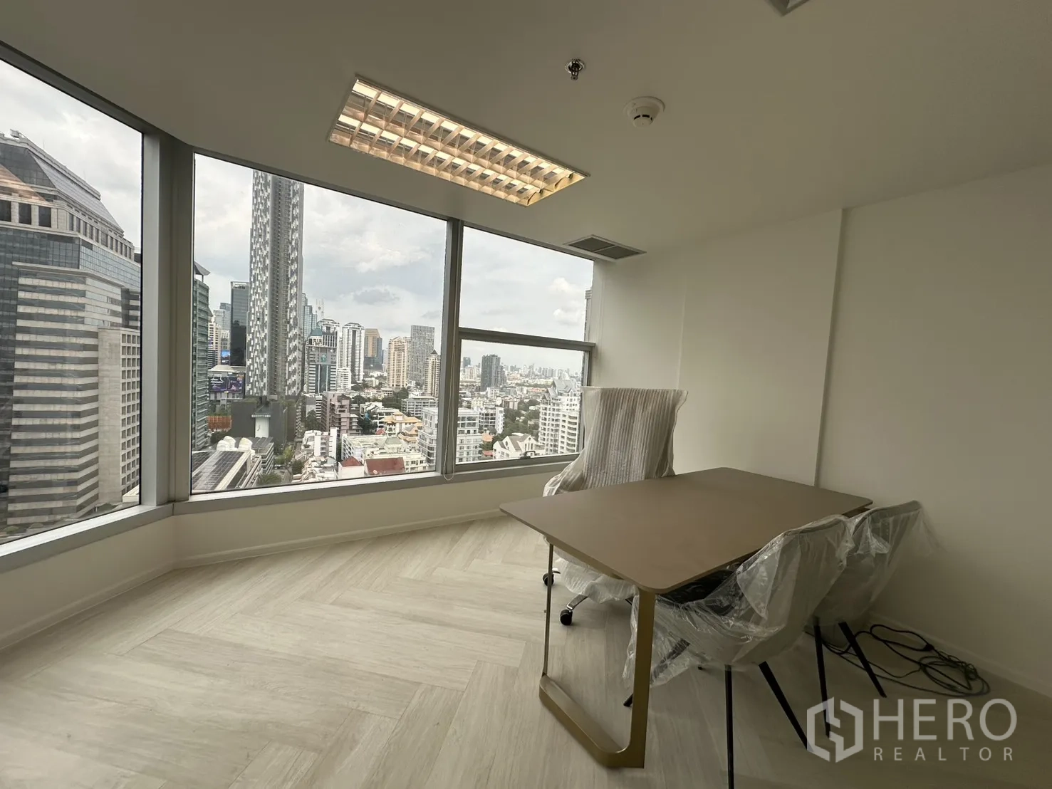 ออฟฟิศ for rent in Sathon, Bangkok - ห้องผู้บริหารส่วนตัวพร้อมโต๊ะและเก้าอี้ริมหน้าต่างวิวเมืองกว้าง