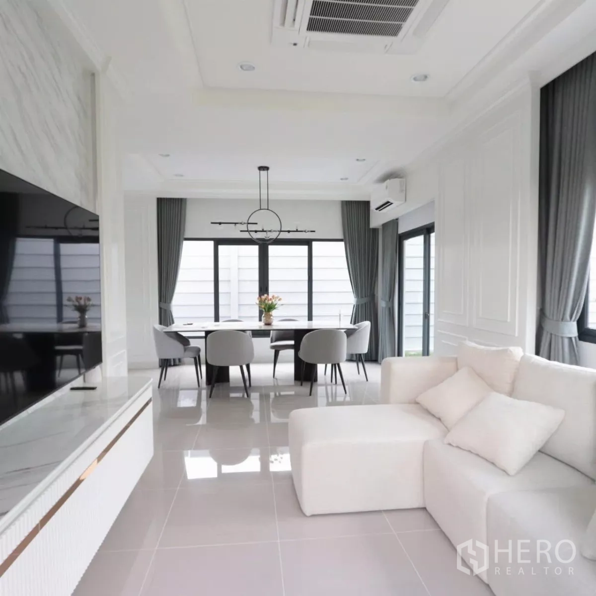 Detached House for rent in Bang Phli, Samut Prakan - Bright open-plan living and dining area with white sofa and large windows