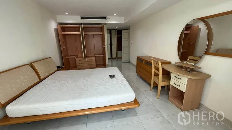 คอนโด ให้เช่าในWatthana, Bangkok - ห้องนอนมาสเตอร์มีตู้เสื้อผ้าบิลต์อิน โต๊ะเครื่องแป้ง และพื้นกระเบื้องสว่าง