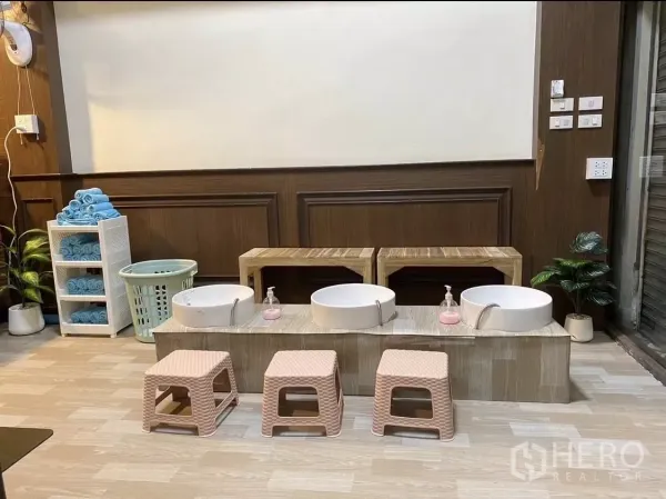 อาคารพาณิชย์ ให้เช่าในWatthana, Bangkok - โซนแช่เท้าพร้อมอ่าง สตูล และชั้นวางผ้า