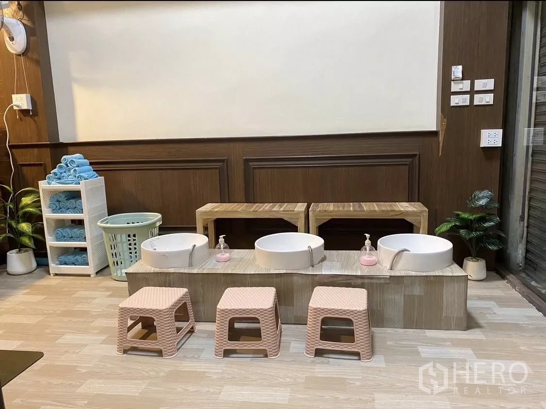 อาคารพาณิชย์ ให้เช่าในWatthana, Bangkok - โซนแช่เท้าพร้อมอ่าง สตูล และชั้นวางผ้า