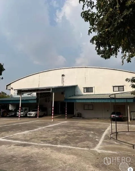 货栈 出售在Bang Bua Thong, Nonthaburi - Bang Bua Thong大型拱形屋顶仓库正立面，带有遮雨装卸区与宽阔停车坪。