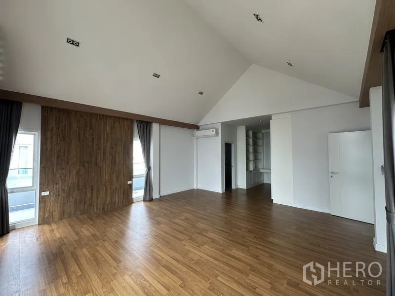 บ้าน ขายในLam Luk Ka, Pathum Thani - ห้องนอนหลักกว้าง เพดานจั่วสูง พื้นไม้