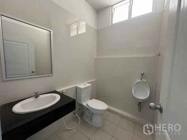 โรงงาน ให้เช่าในBang Phli, Samut Prakan - ห้องน้ำสะอาด มีอ่างล้างหน้า โถสุขภัณฑ์ และโถปัสสาวะ กระเบื้องสีอ่อน