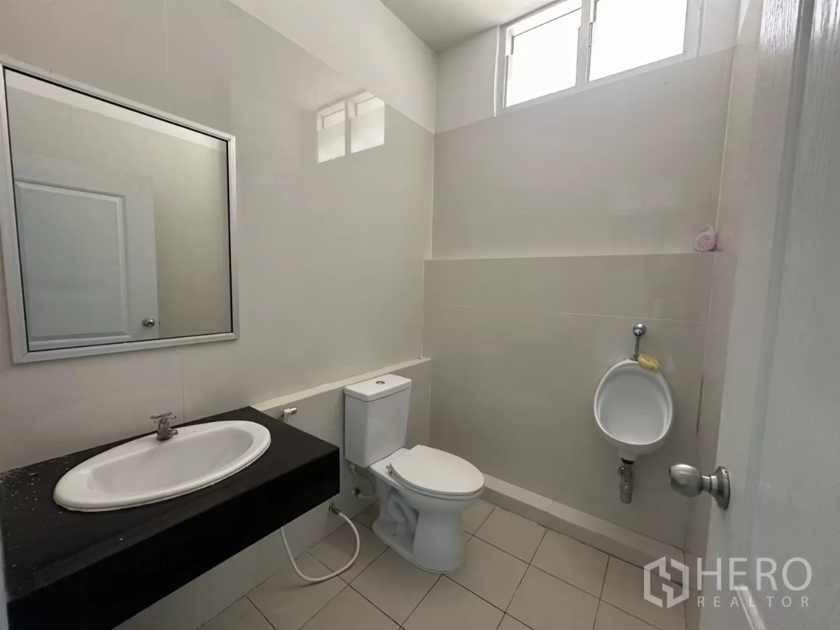 โรงงาน ให้เช่าในBang Phli, Samut Prakan - ห้องน้ำสะอาด มีอ่างล้างหน้า โถสุขภัณฑ์ และโถปัสสาวะ กระเบื้องสีอ่อน