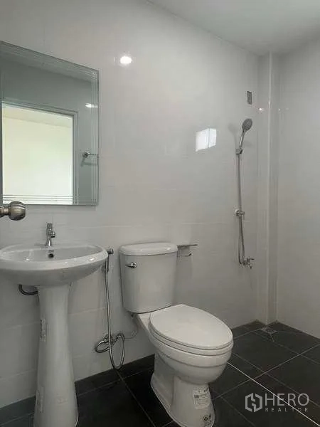 สำนักงานที่บ้าน ขายในBang Yai, Nonthaburi - ห้องน้ำกระเบื้องสีขาว พร้อมโถสุขภัณฑ์ อ่างล้างหน้า และฝักบัว