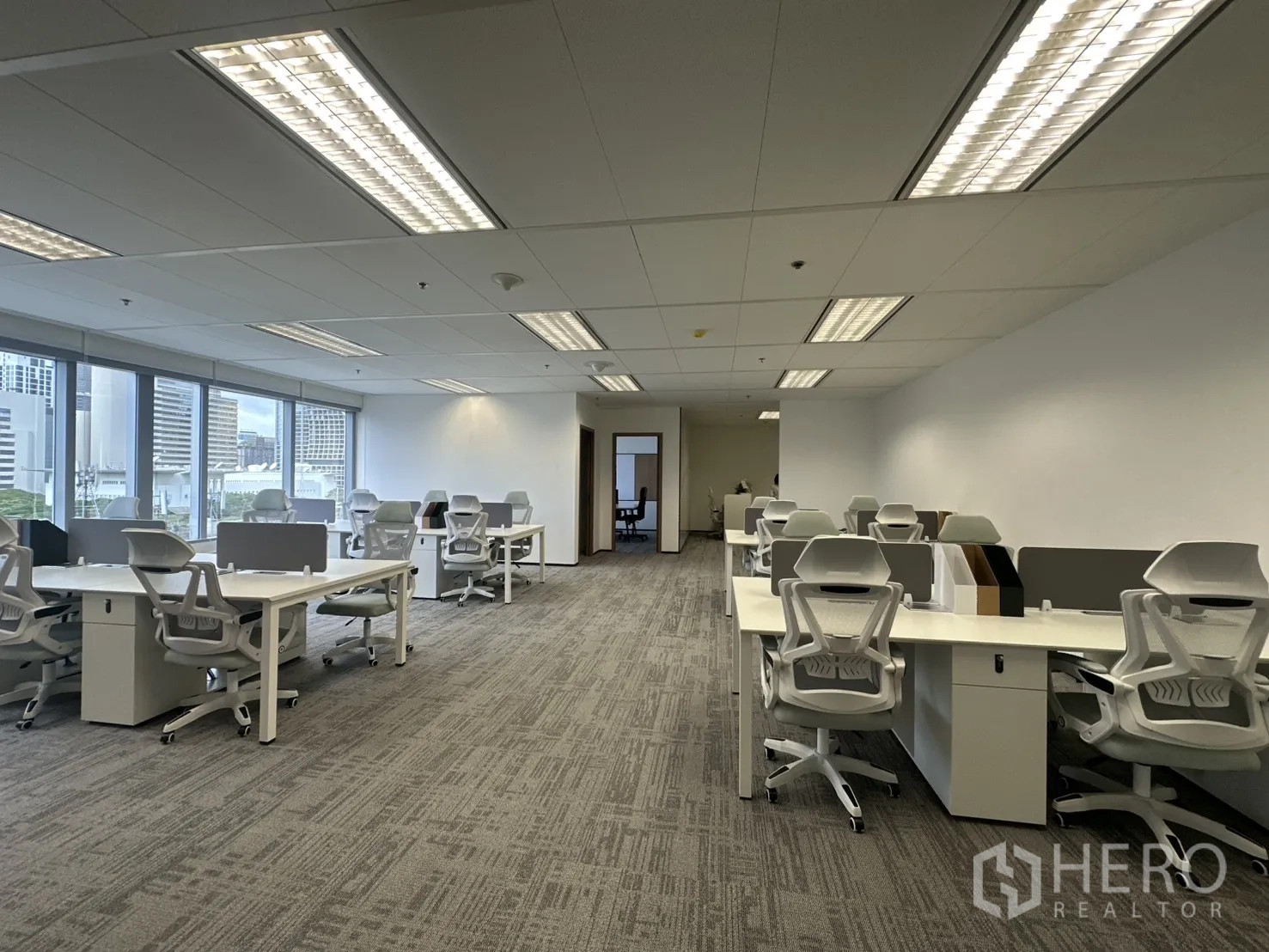 办公室 for rent in Pathum Wan, Bangkok - 宽敞办公空间，人体工学座椅与吸顶照明。