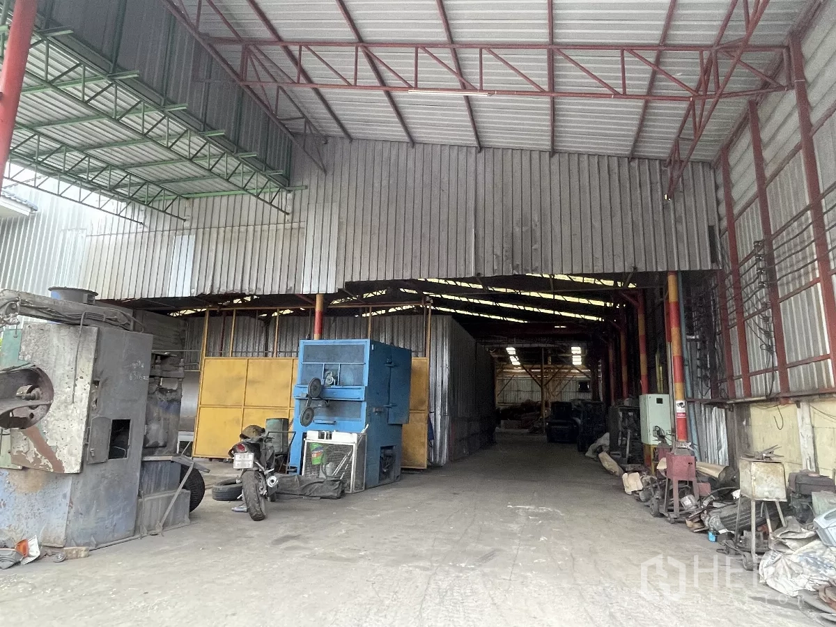 工厂 出售在Bang Bua Thong, Nonthaburi - 高净空装卸区，摆放大型设备并设通行走道。